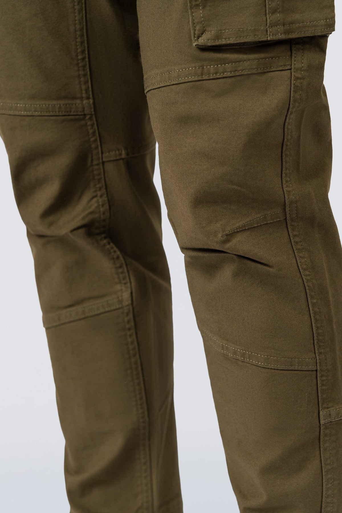 ZEHN Adaptive Canvas Cargohose Herren in Olivgrün – Passformansicht