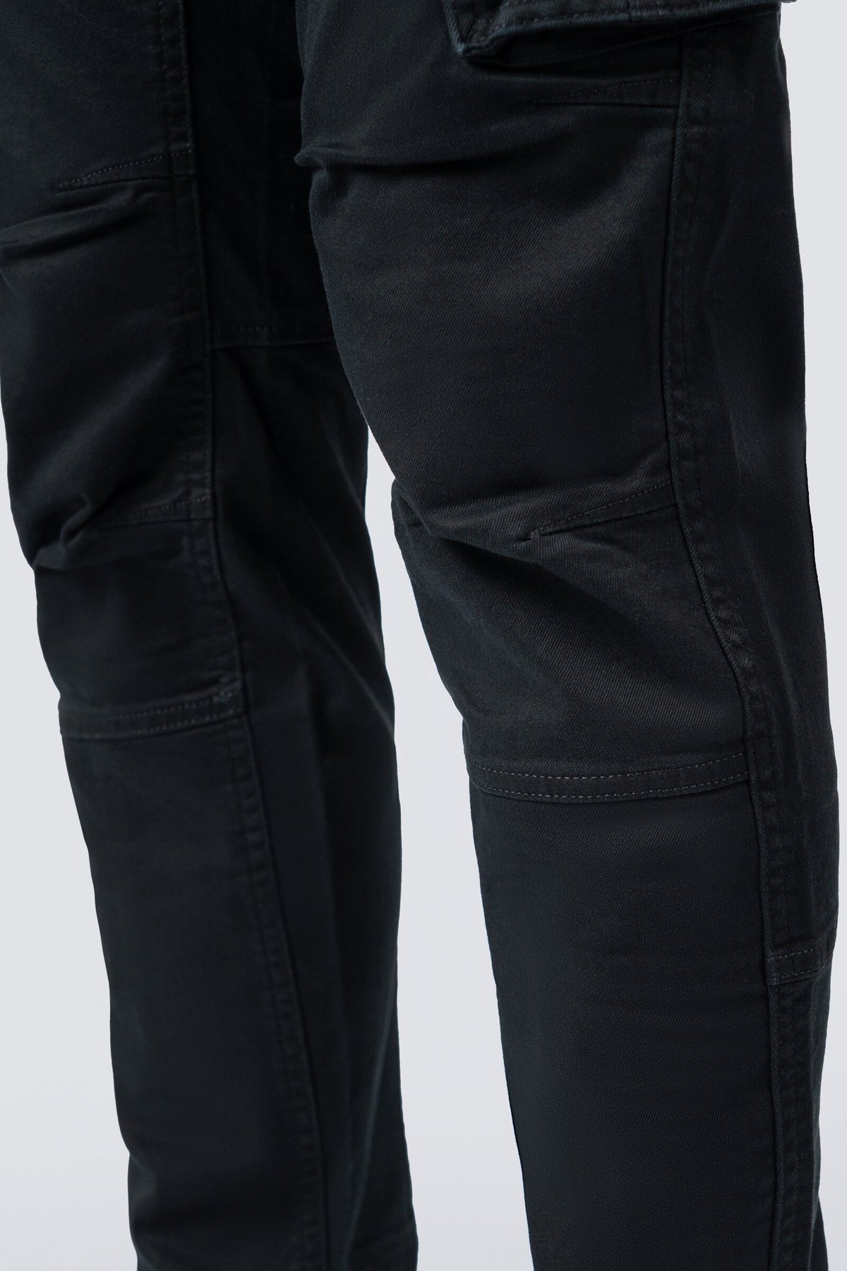 ZEHN Reinforced 3D Cargohose Herren in Schwarz – Produktansicht 4