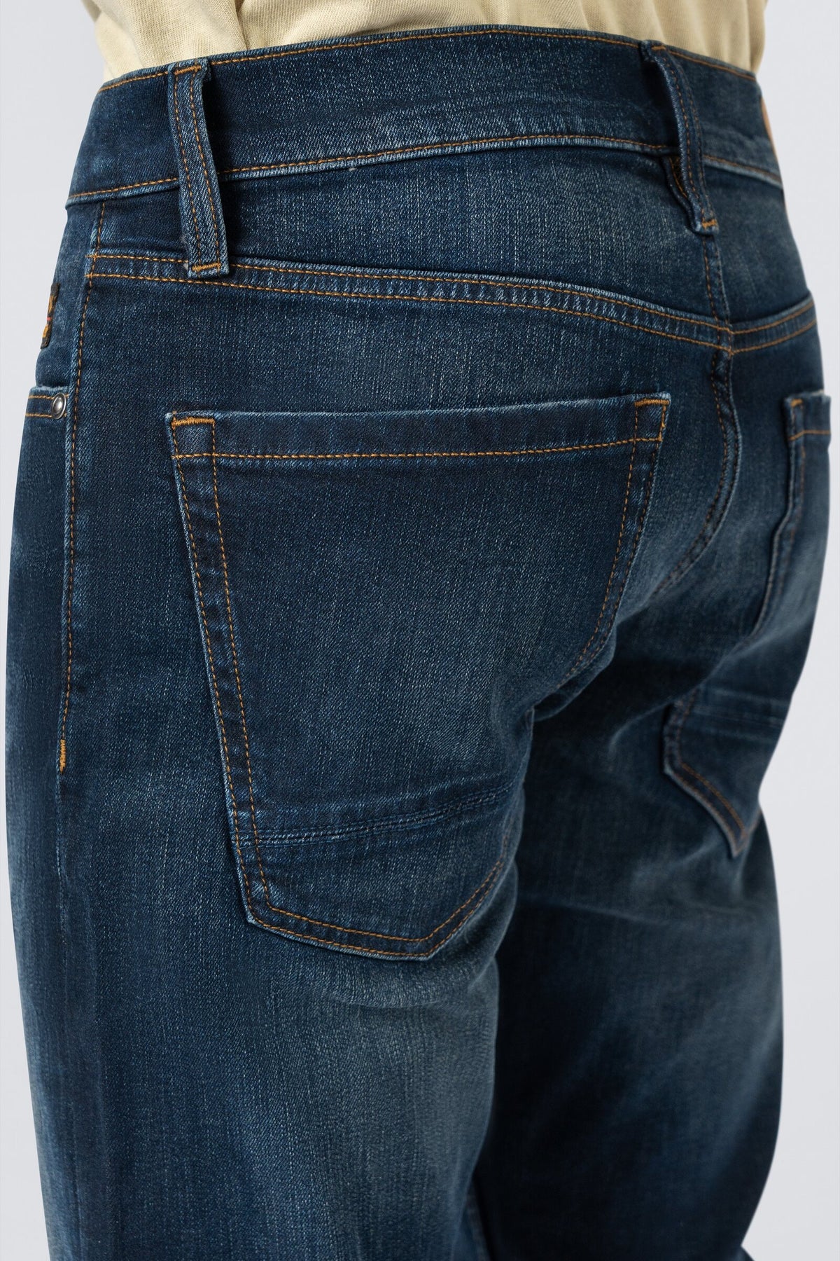 ZEHN Rivet Jeans Herren in Indigo Dark – Rückansicht
