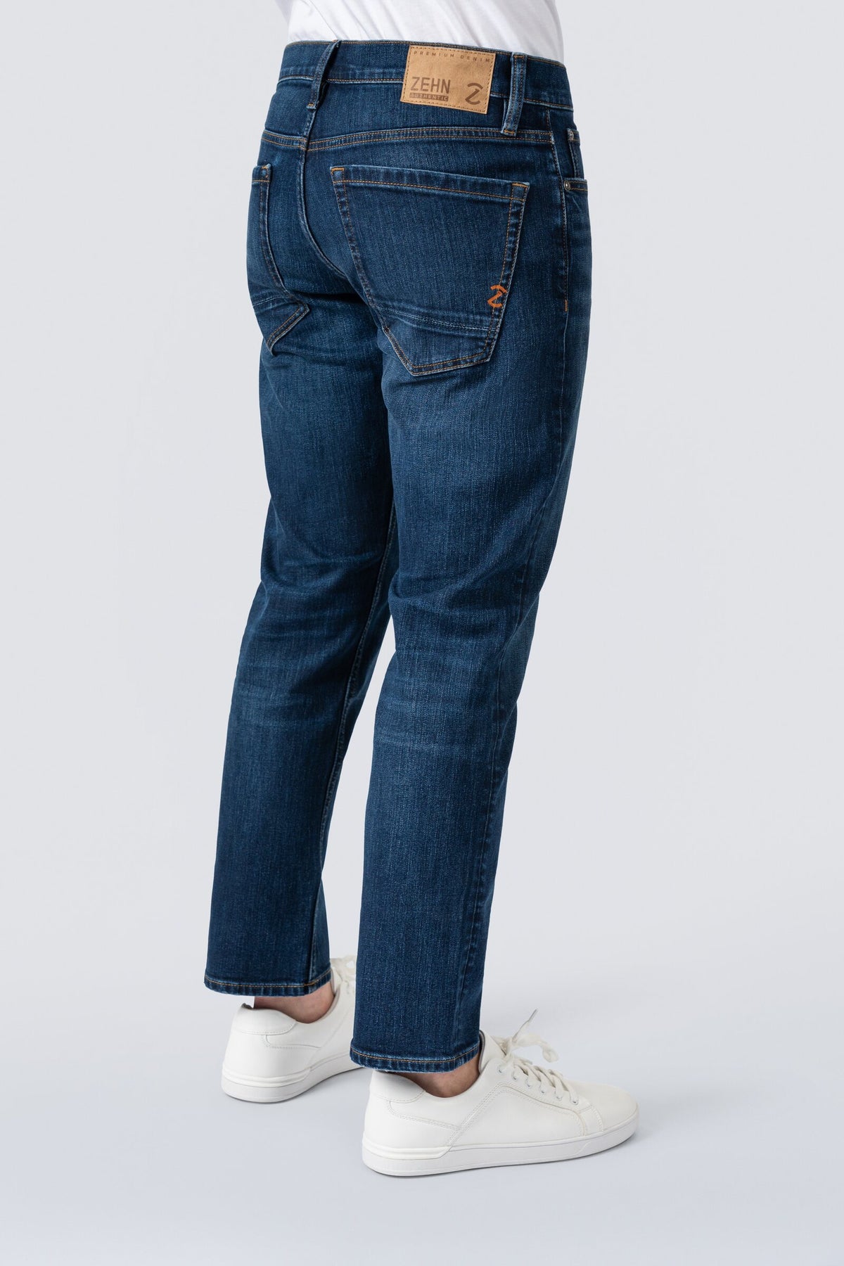 ZEHN Rivet Jeans Herren in Indigo Medium – Seitenansicht