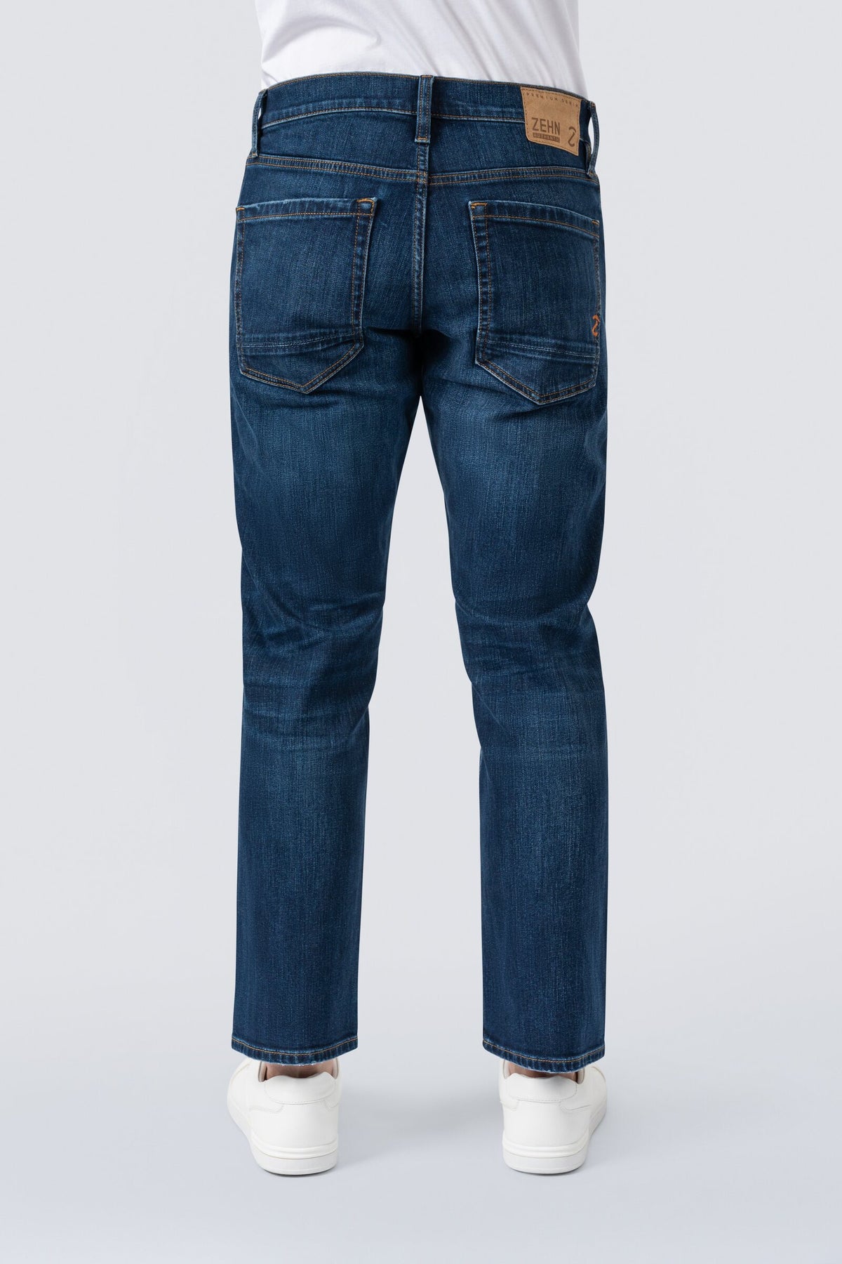 ZEHN Rivet Jeans Herren in Indigo Medium – Rückansicht