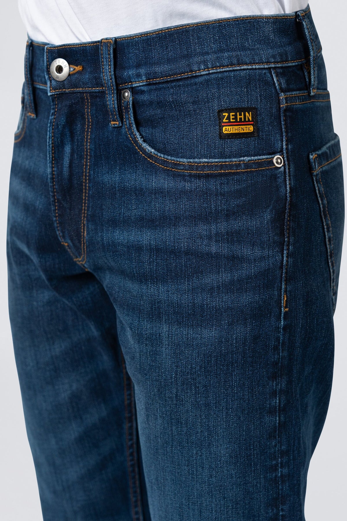 ZEHN Rivet Jeans Herren in Indigo Medium – Passformansicht