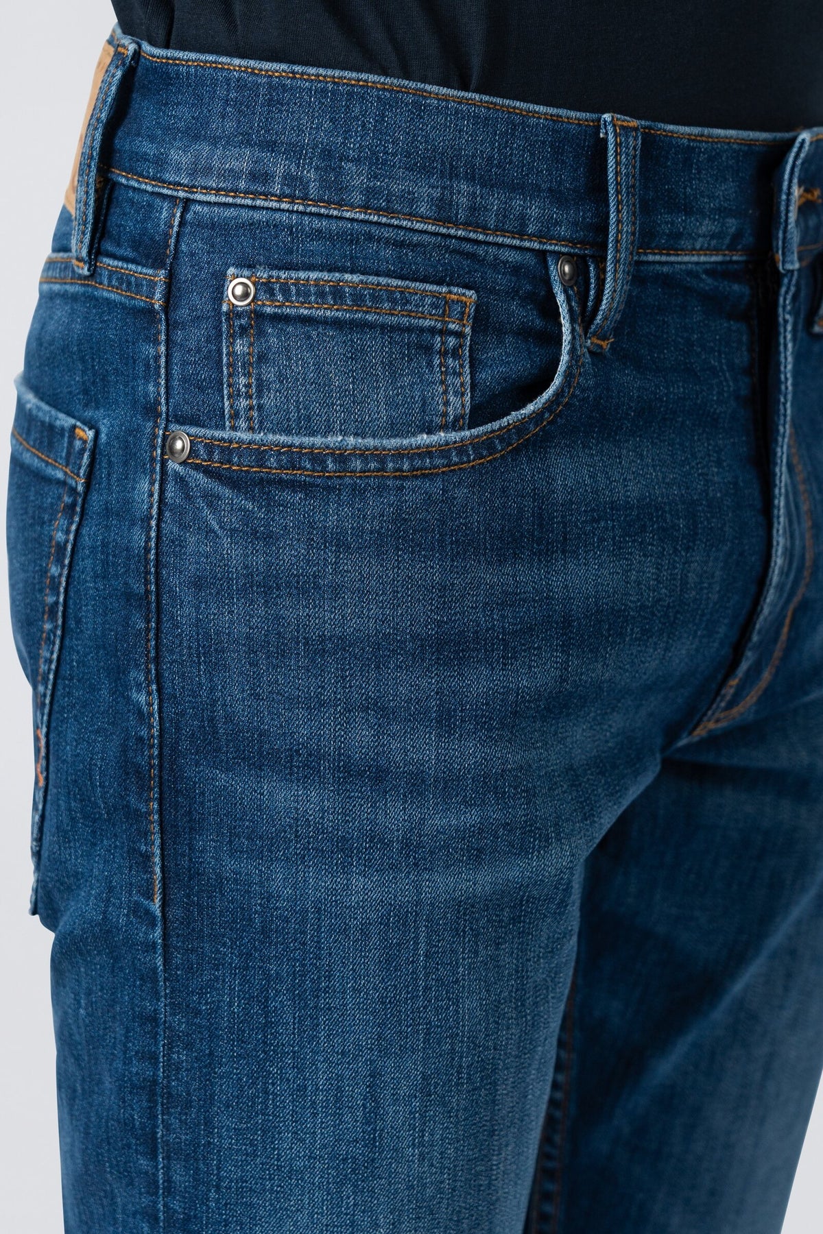 ZEHN Rivet Jeans Herren in Indigo OD – Taschen- und Materialdetail