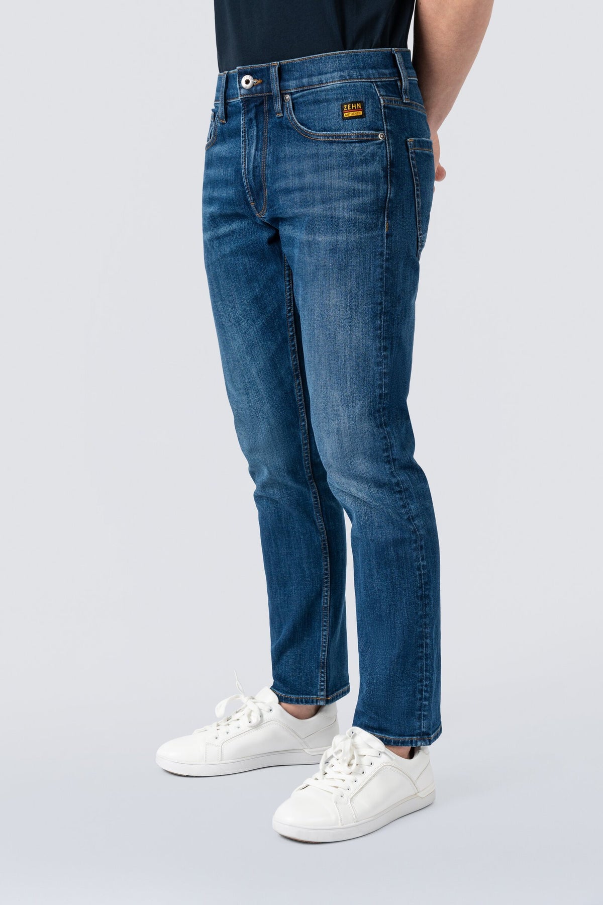 ZEHN Rivet Jeans Herren in Indigo OD – Passformansicht