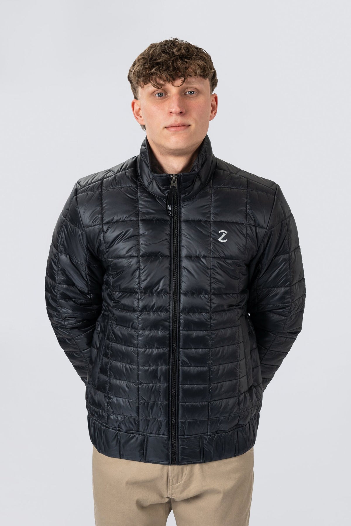 ZEHN Aero Steppjacke Herren in Schwarz – Kragen- und Reißverschlussdetail