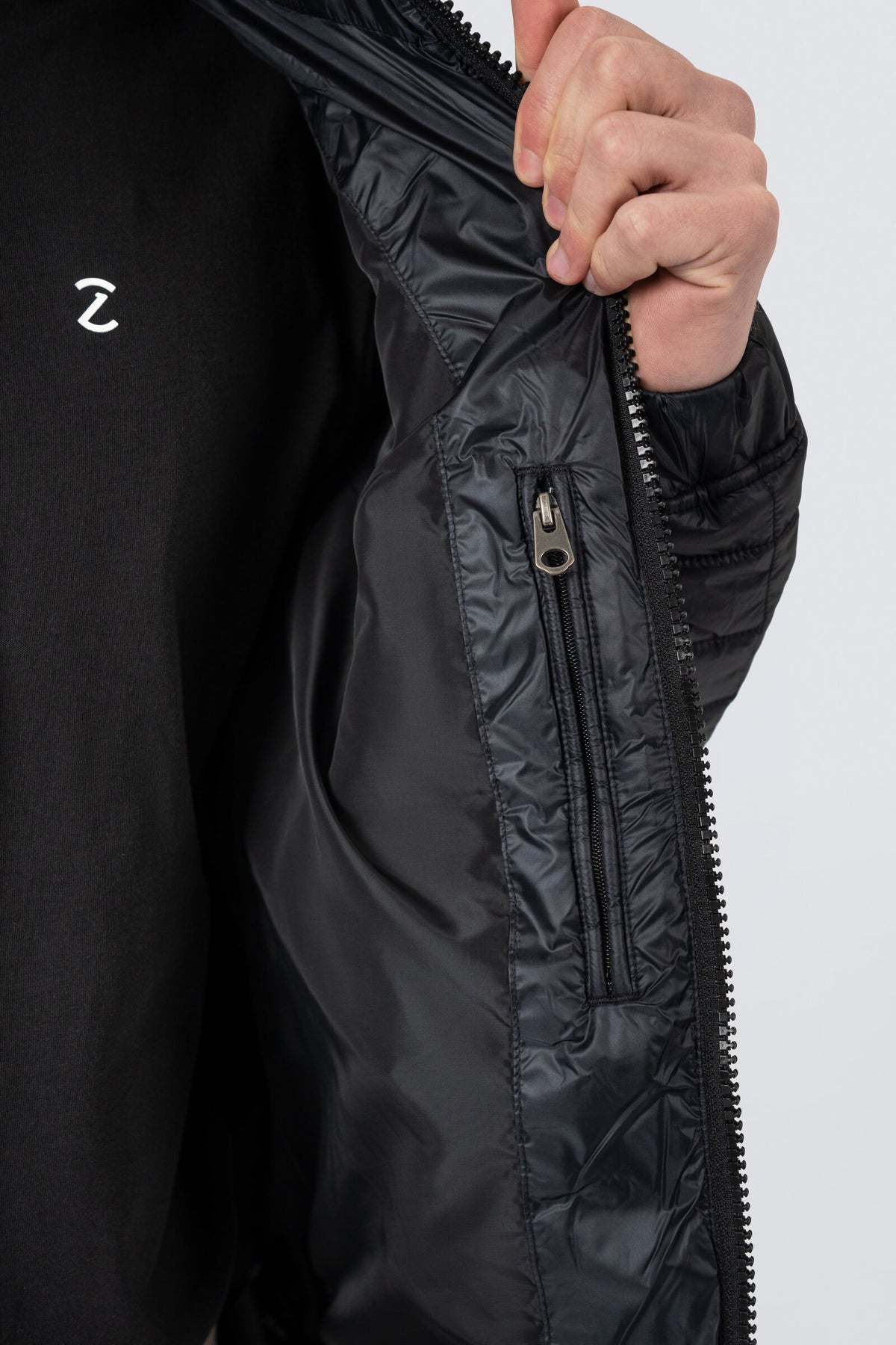 ZEHN Aero Steppjacke Herren in Schwarz – Passformansicht