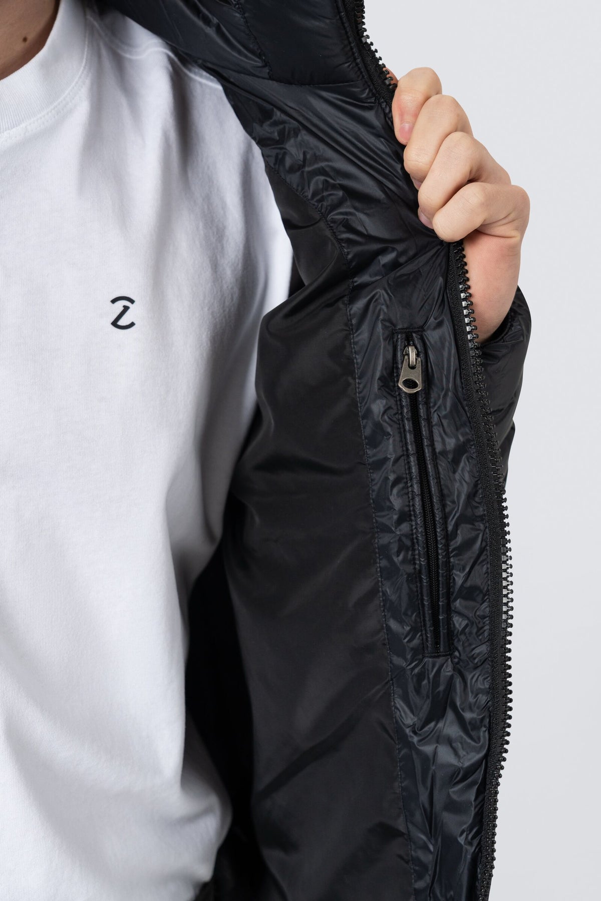 ZEHN Aero Steppjacke Herren in Schwarz – Detailansicht