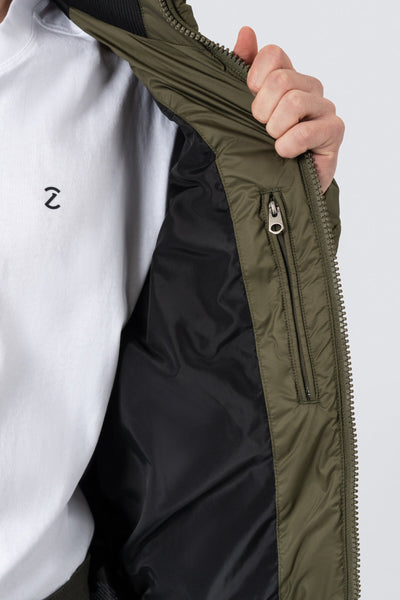 ZEHN Aero Steppjacke Herren in Shadow Olive – Kragen- und Reißverschlussdetail