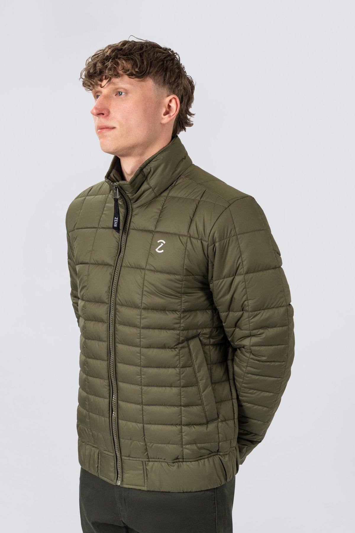 ZEHN Aero Steppjacke Herren in Shadow Olive – Seitenansicht