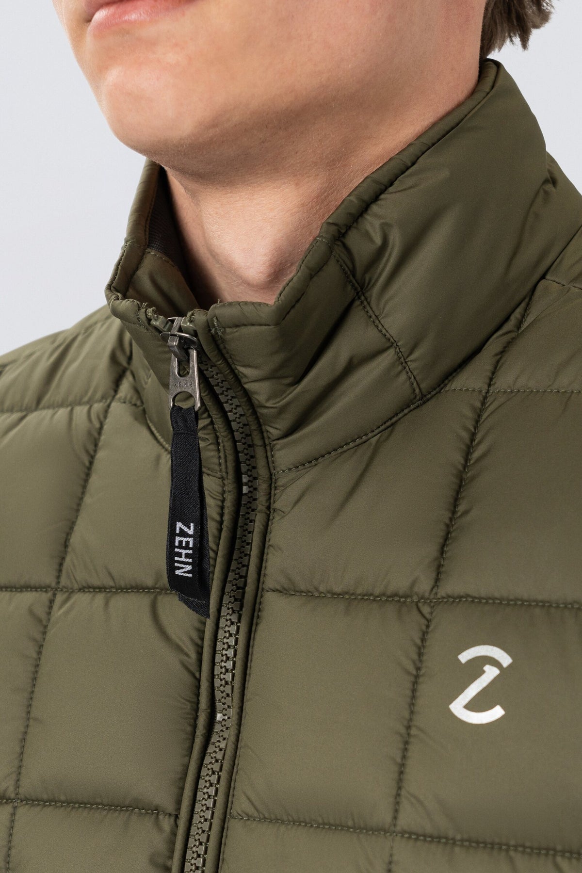 ZEHN Aero Steppjacke Herren in Shadow Olive – Rückansicht