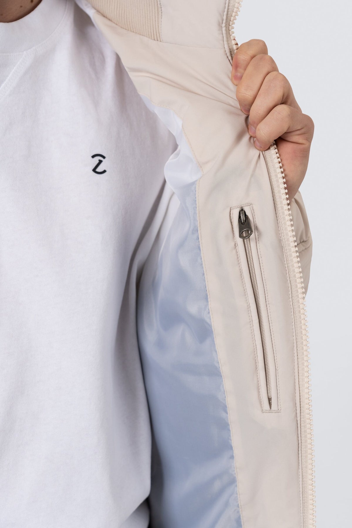 ZEHN Aero Steppjacke Herren in Weiß – Detailansicht