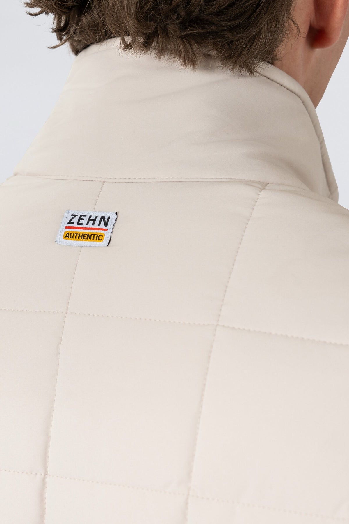 ZEHN Aero Steppjacke Herren in Weiß – Detailansicht