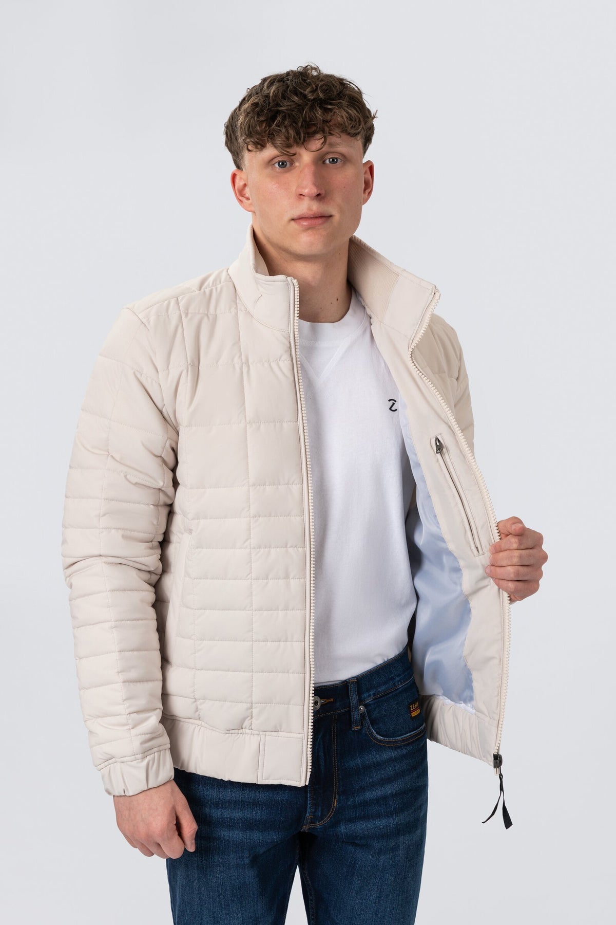 ZEHN Aero Steppjacke Herren in Weiß – Kragen- und Reißverschlussdetail