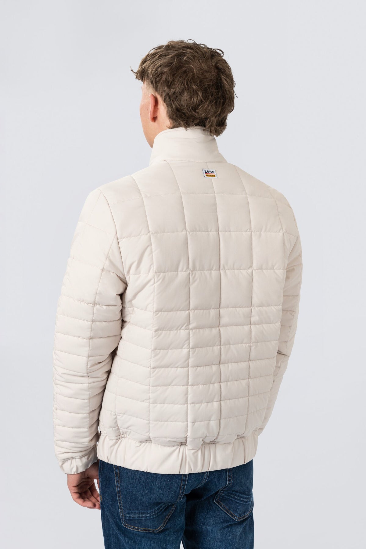 ZEHN Aero Steppjacke Herren in Weiß – Passformansicht