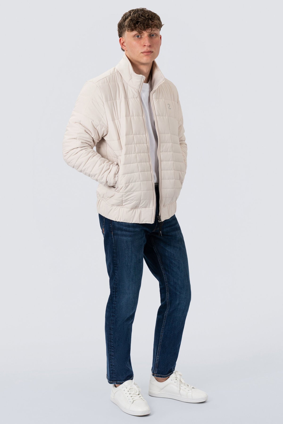 ZEHN Aero Steppjacke Herren in Weiß – Detailansicht