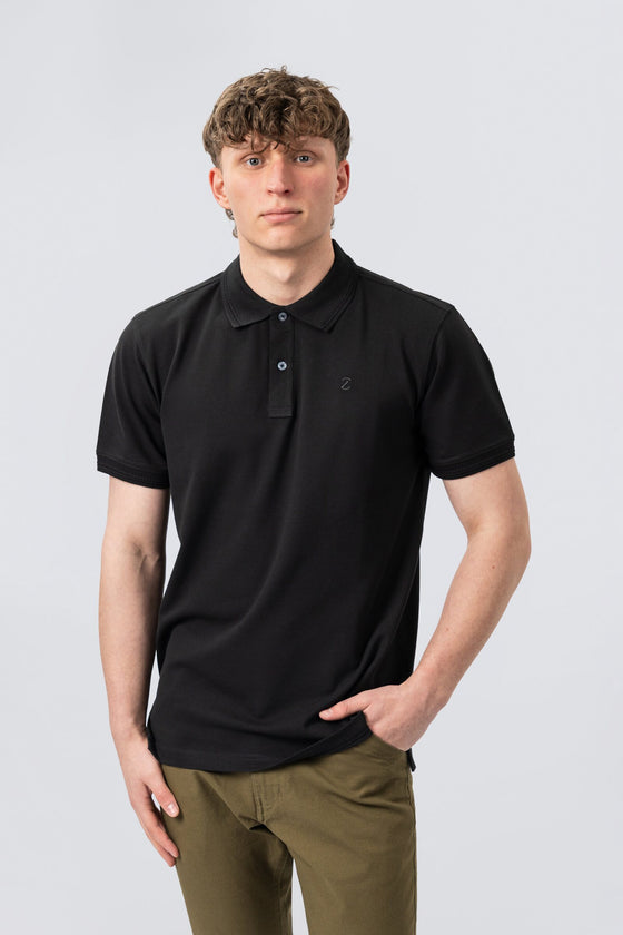 ZEHN Contour Poloshirt Herren in Schwarz – Produktansicht