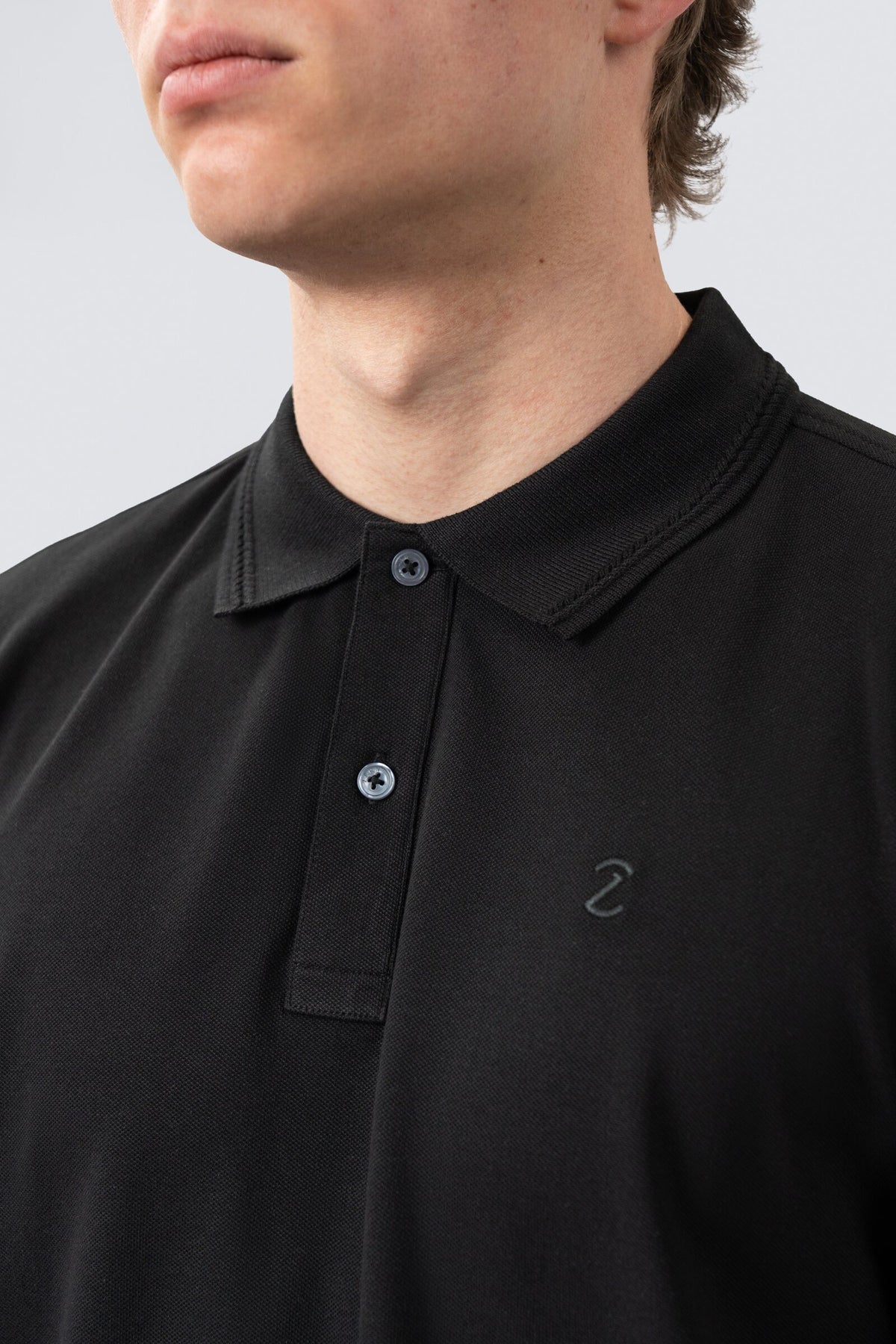ZEHN Contour – Polokragen, Knopfleiste und Material im Detail