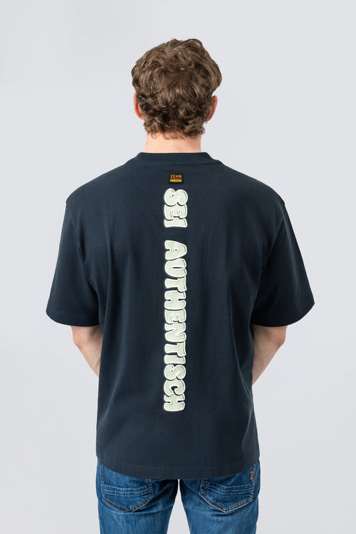 ZEHN Axis Oversized T-Shirt Herren in Salute – Passformansicht